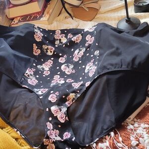 Hot Topic swim bottom Size 5 SKULLS 💀 ☠